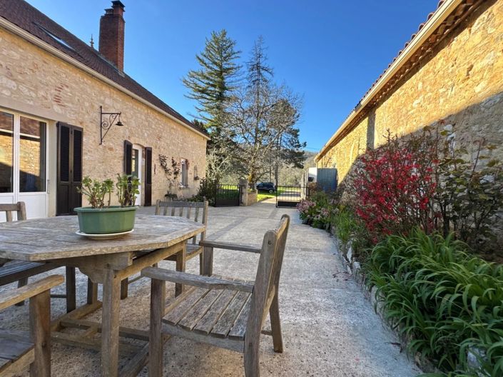 Image No.24-6 Bed House for sale