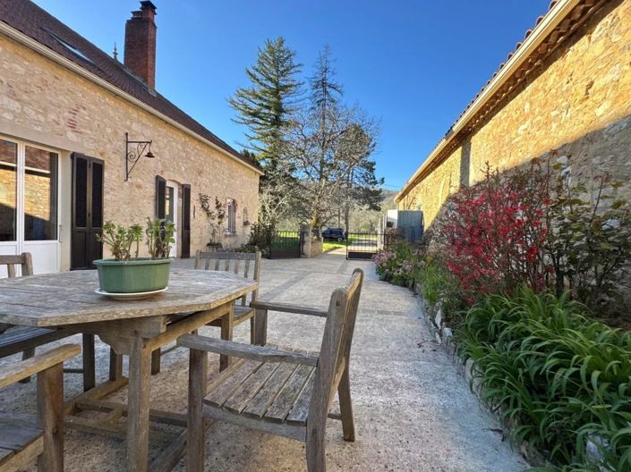 Image No.24-6 Bed House for sale