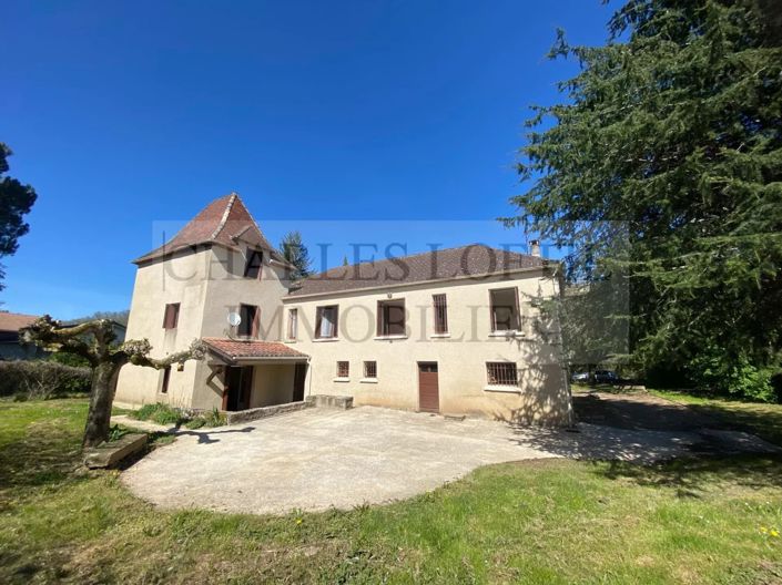 Beautiful house with a 1482 m² garden. Very close to a medieval village with all shops (46700)