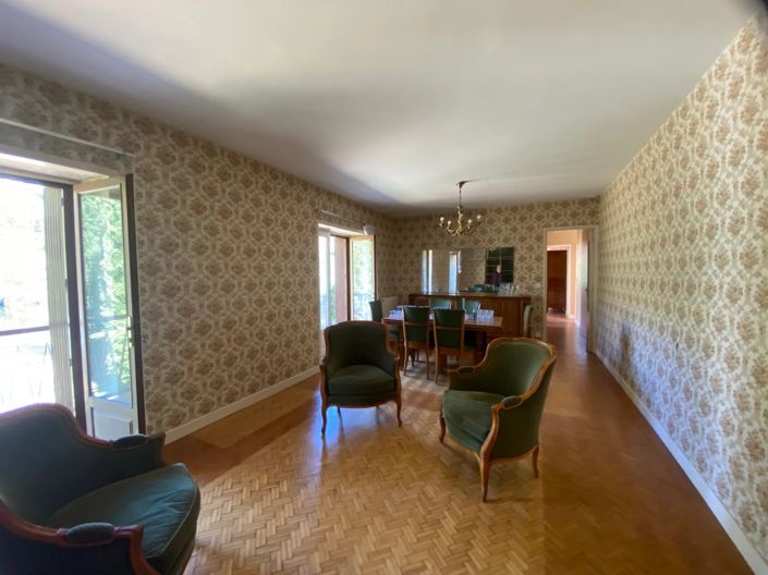 Image No.5-8 Bed House for sale