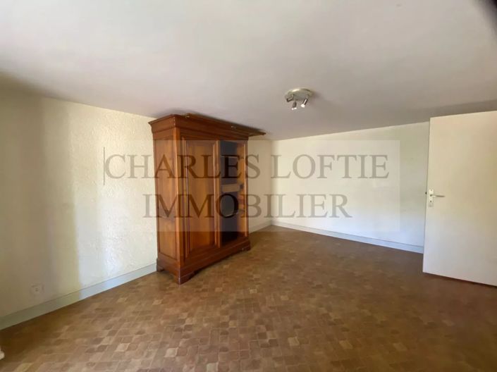 Image No.7-8 Bed House for sale