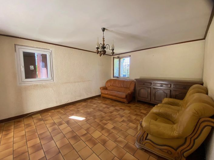 Image No.8-8 Bed House for sale