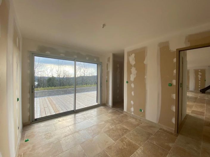Image No.12-4 Bed House for sale