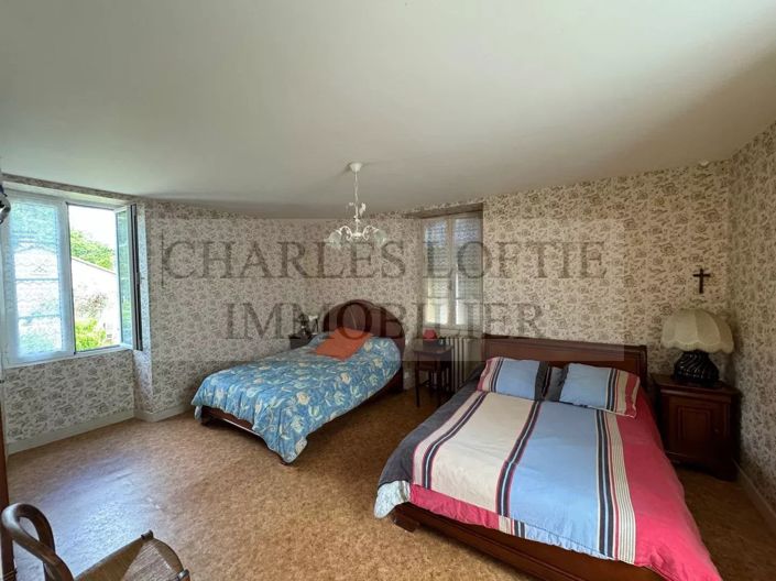 Image No.8-6 Bed House for sale