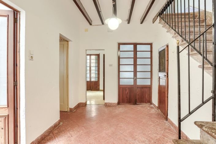 Image No.1-6 Bed Townhouse for sale