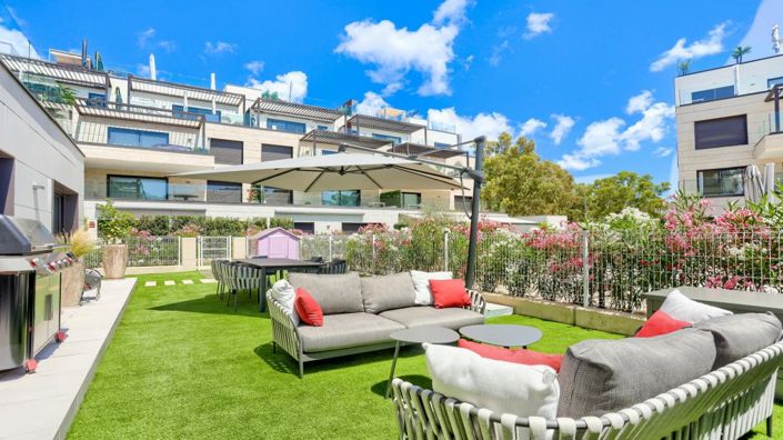 Image No.1-4 Bed Property for sale