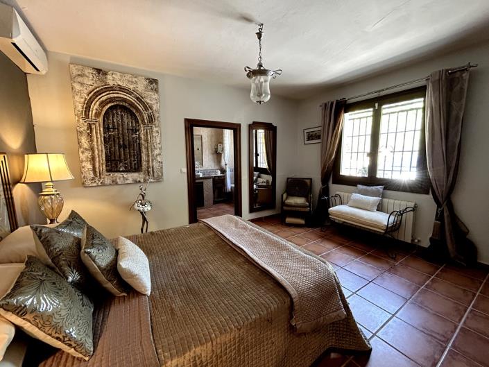 Image No.30-2 Bed Country House for sale