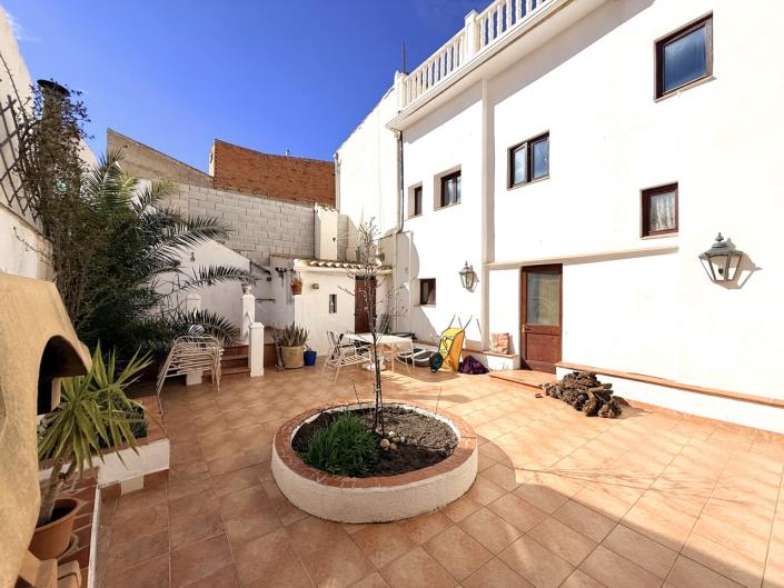 Image No.2-8 Bed Townhouse for sale