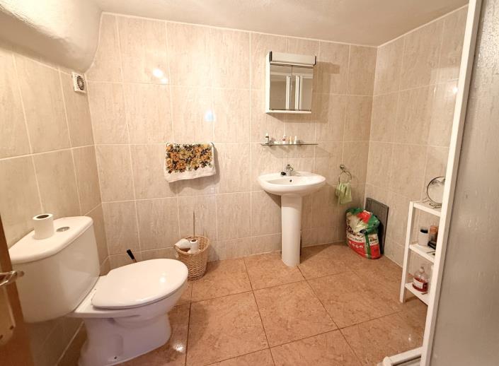 Image No.40-8 Bed Townhouse for sale