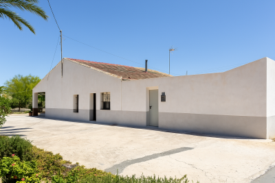 Casa-blanca-bajo-cielo-azul