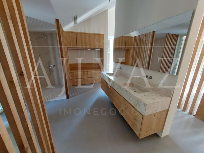 Image No.10-3 Bed House for sale