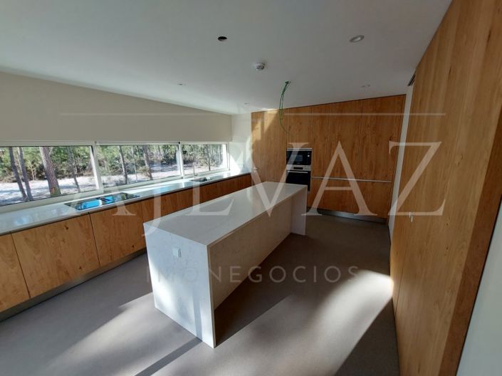 Image No.9-3 Bed House for sale