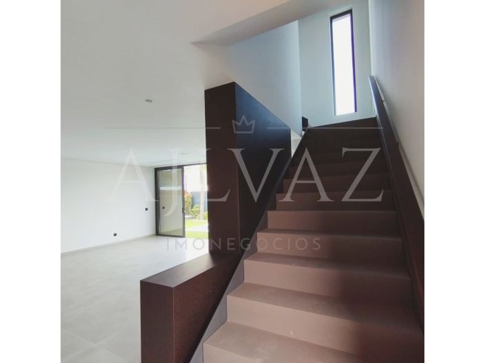 Image No.15-3 Bed House for sale