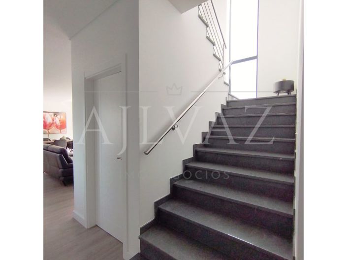 Image No.17-3 Bed House for sale