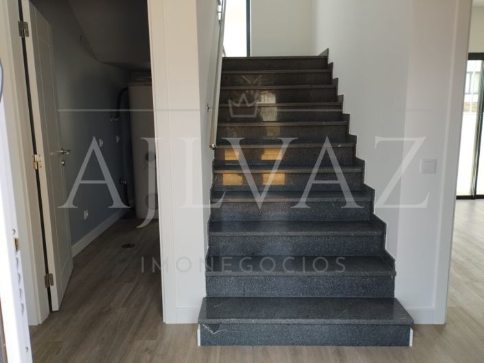 Image No.18-3 Bed House for sale