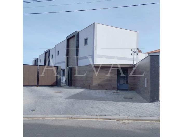 Image No.32-3 Bed House for sale