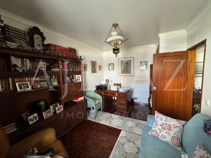 Image No.8-5 Bed House for sale