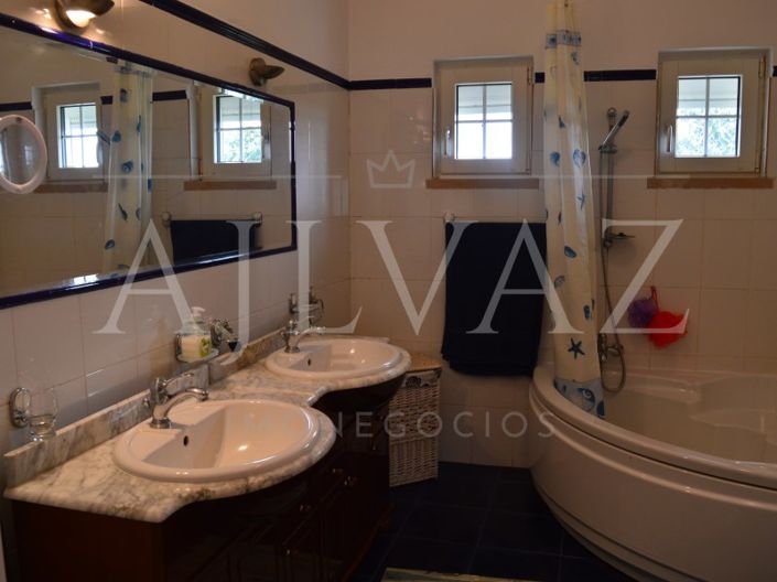 Image No.8-3 Bed House for sale