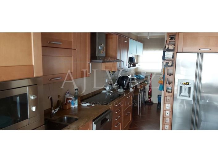 Image No.8-5 Bed House for sale