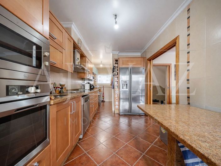 Image No.8-5 Bed House for sale