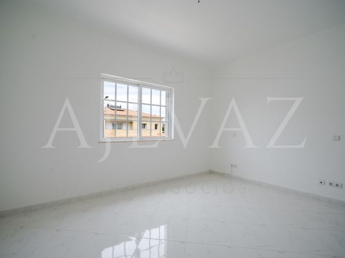 Image No.12-4 Bed House for sale