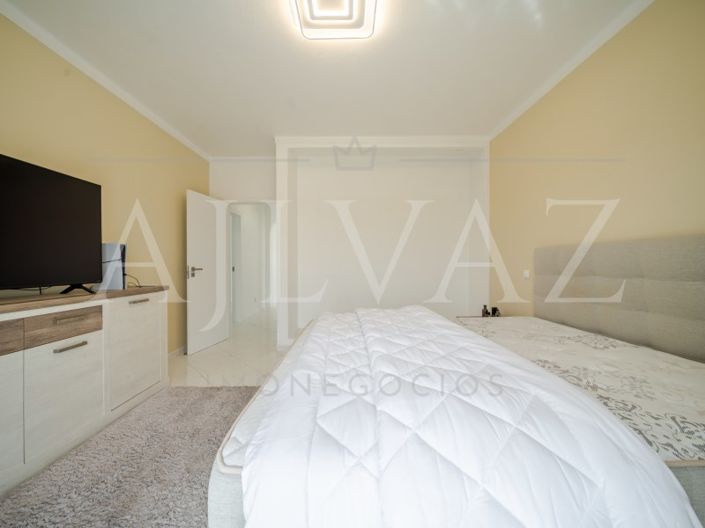 Image No.18-4 Bed House for sale