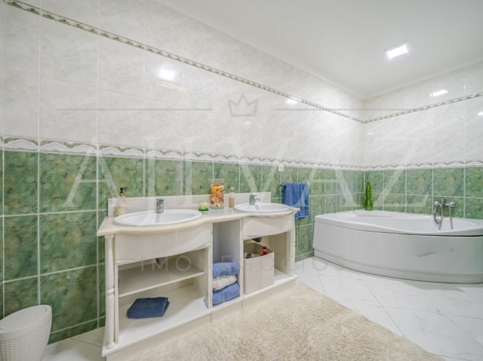 Image No.20-4 Bed House for sale