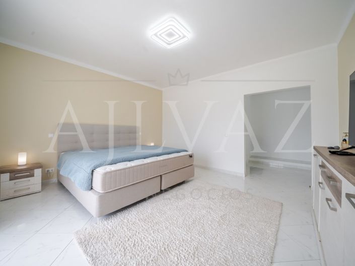 Image No.24-4 Bed House for sale