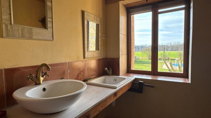 Image No.18-7 Bed Property for sale