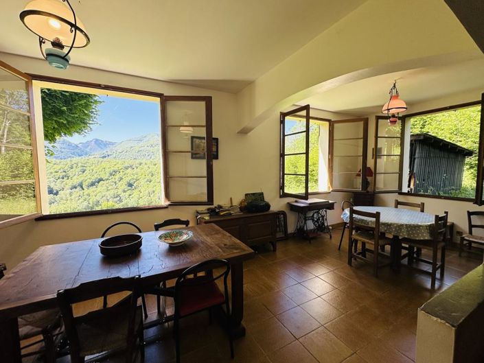 Image No.1-4 Bed Property for sale