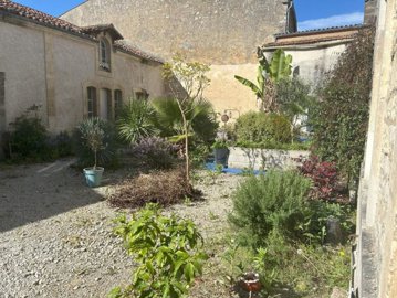 1 - Saint-Jean-d'Angély, Property