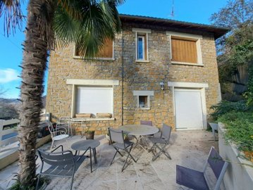 1 - Ayen, Maison