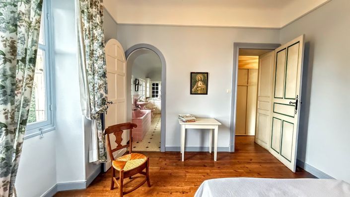 Image No.11-6 Bed Property for sale