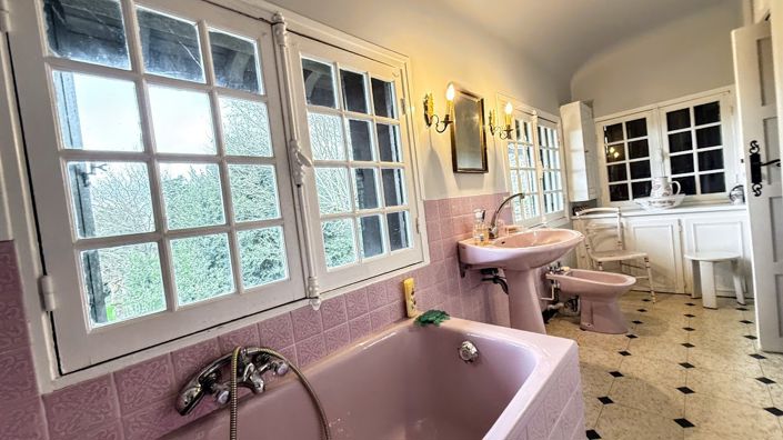 Image No.20-6 Bed Property for sale