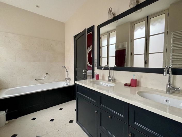 Image No.8-7 Bed Property for sale