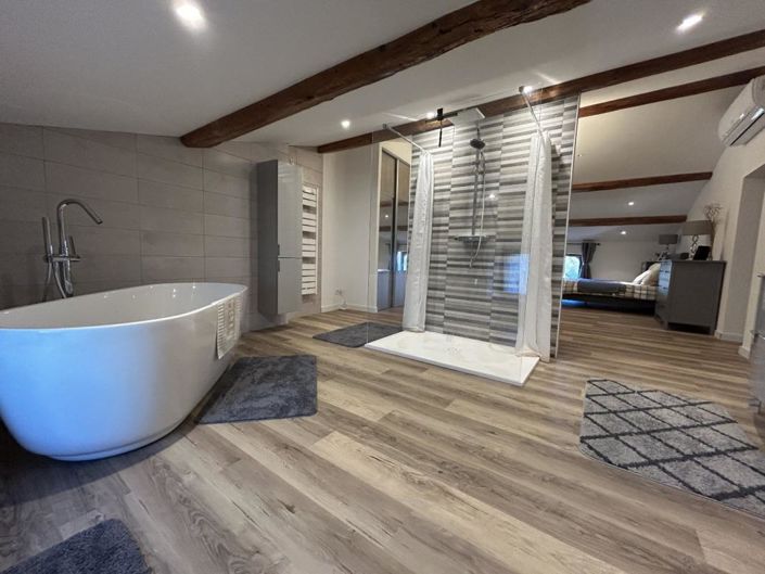 Image No.8-10 Bed House for sale