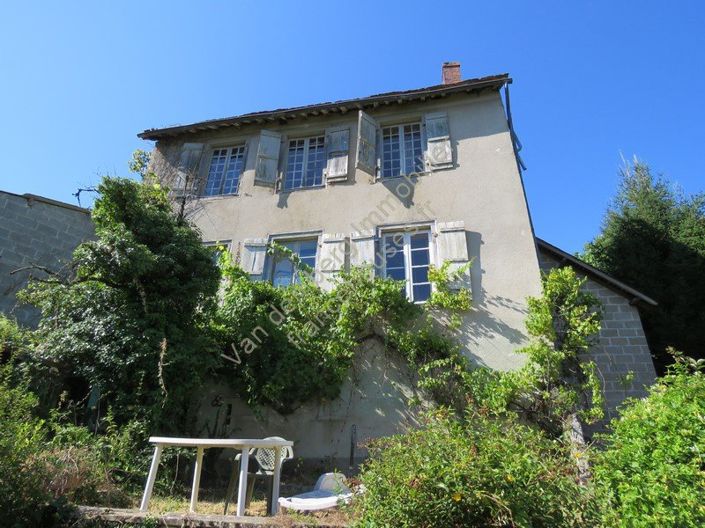 S&#233;gur-le-Ch&#226;teau, Property