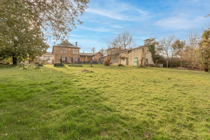 Image No.1-6 Bed Property for sale