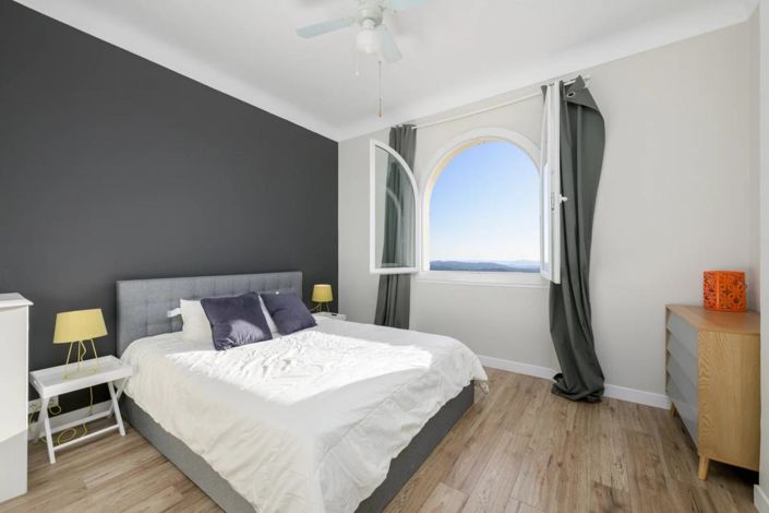 Image No.12-5 Bed Property for sale