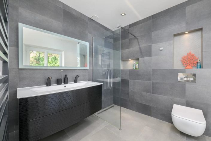 Image No.9-5 Bed Property for sale