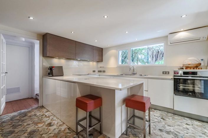 Image No.12-4 Bed Property for sale