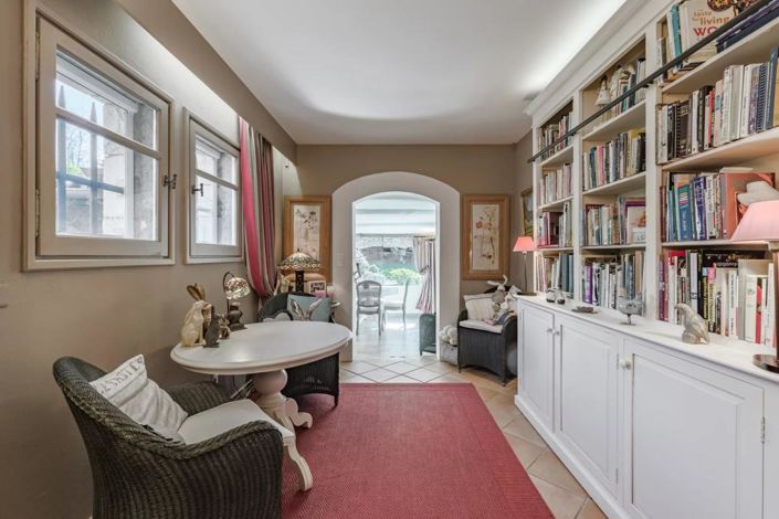 Image No.10-5 Bed Property for sale