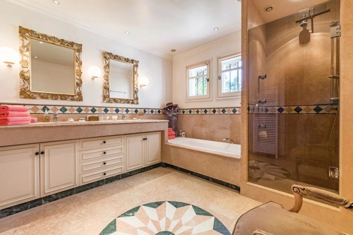 Image No.12-5 Bed Property for sale