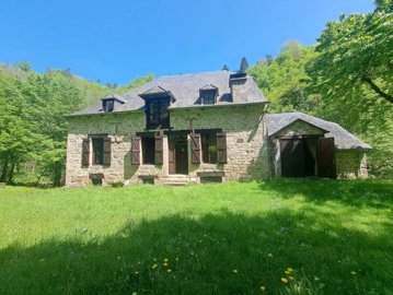 1 - La Roche-Canillac, Property
