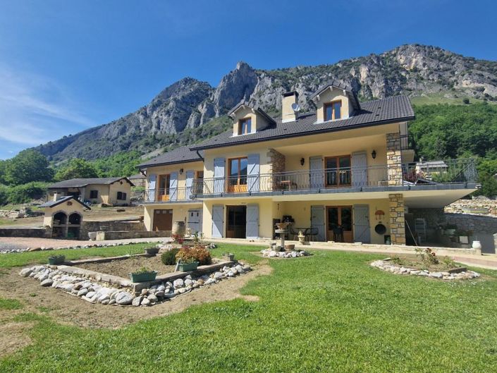 Image No.1-8 Bed Property for sale