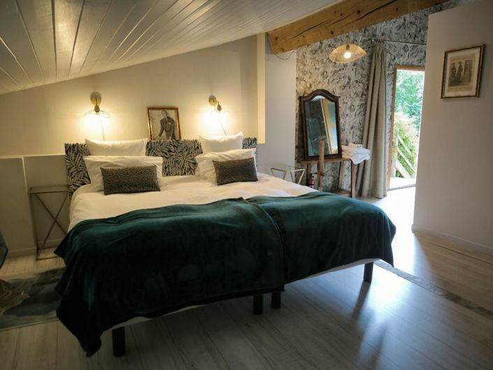 Image No.20-8 Bed Property for sale