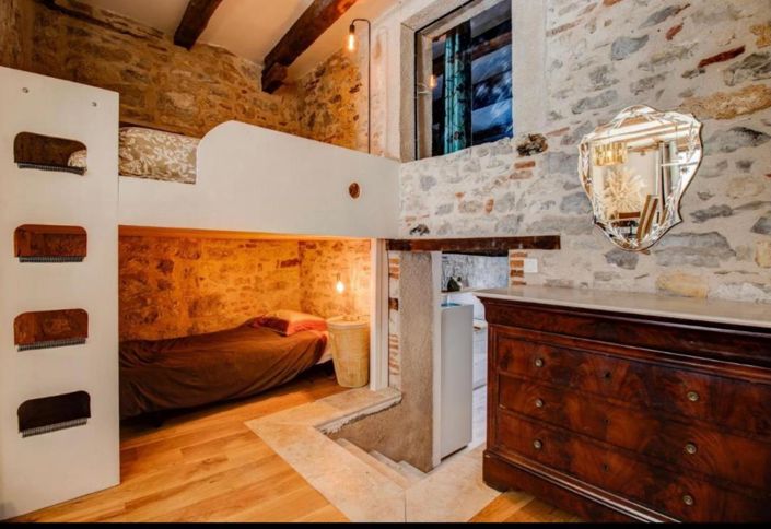 Image No.12-3 Bed Property for sale