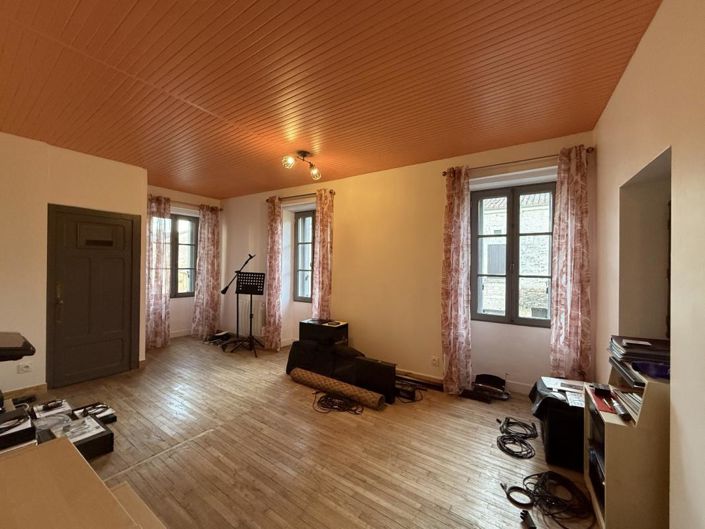 Image No.12-3 Bed Property for sale