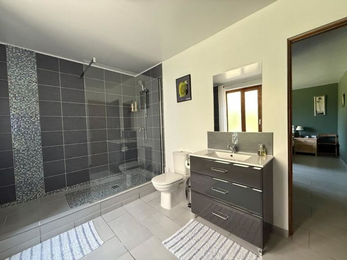 Image No.8-3 Bed Property for sale