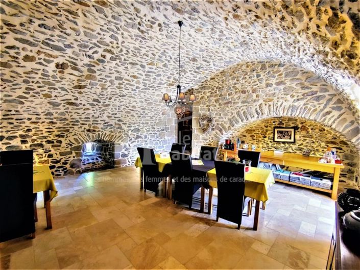 Image No.8-7 Bed Chateaux for sale